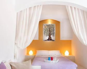 Island House Hotel - Mylopotas - Schlafzimmer