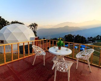 Glamping Dome Rentals with Himalayan Mountain Views in the Chopta Valley, India - Guptakāshi - Balcony
