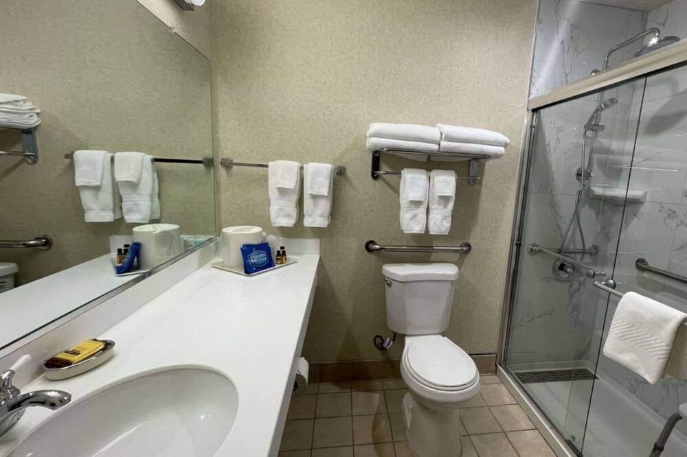 Bathroom view of SureStay Hotel by Best Western Eureka