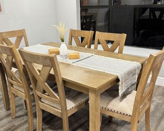 Charming house with lake. Welcome to a great place with lots of room for fun. - Avon Park - Dining room