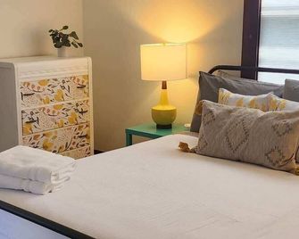 Vino e Vita Historic Pet-Friendly Home-EV Charger - McMinnville