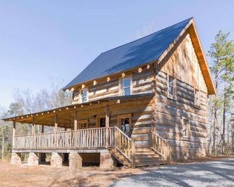 Log Cabin with Koi Pond in Mayberry on the “Surry County Wine Trail” - Mount Airy - Building
