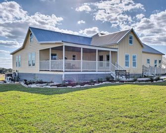 Hot Tub and Game Room! Family Schulenburg Retreat - Schulenburg - Building