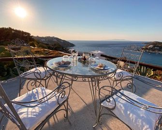 Pino di Loto Boutique Bed & Breakfast - Kini - Balcony