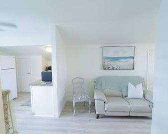 private suite, fully contained\n\n - Santa Maria - Living room