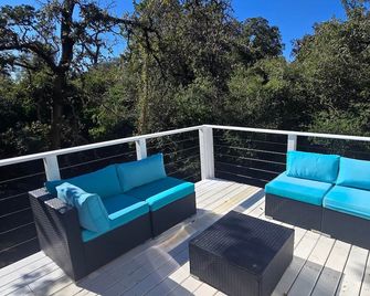Cabin Getaway with balcony and yard walk to Lake Somerville! - Somerville - Balcón