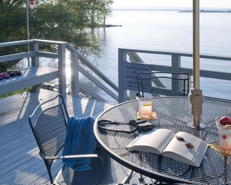 Lake Champlain lake house with private beach and spectacular sunsets. - Grand Isle - Balcony