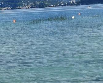 Bella Vita Zen et son garage au bord du lac - Aix-les-Bains - Strand