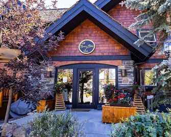 A Bear and Bison Country Inn - Canmore