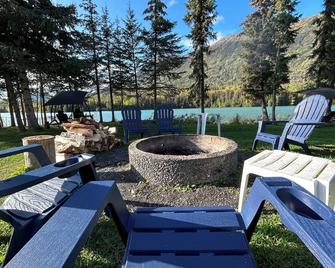 King Salmon Cabin - Cute Family Cabin at Eagle Landing Resort - Cooper Landing - Patio