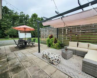 Trendy Cozy Cottage Clean Bright Three bed, Two bath Patio - Elkton - Patio
