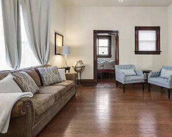 Spacious 4-bedroom Victorian home, sleeps up to 14, for Family or Bridal Getaway - Oregón City - Sala de estar