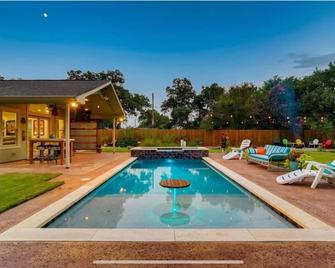 Gorgeous, Private 4 Bedroom Home w/ Pool, Game Room, Gym, Large Back Yard - Buda - Bazén