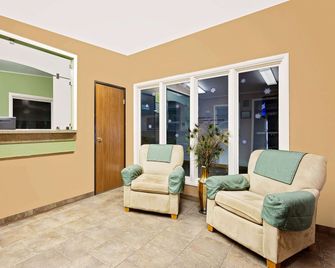 Super 8 by Wyndham Cut Bank - Cut Bank - Living room