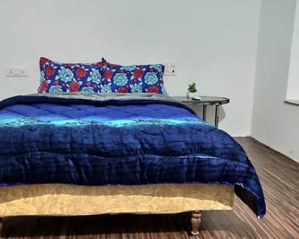 Ira Homestay Mathura - Mathura - Bedroom