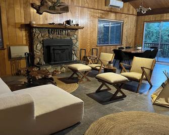 Mountain Dimension - Mariposa - Living room