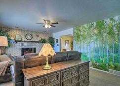 Bryce Canyon Area House - No Cleaning Fee! - Tropic - Living room