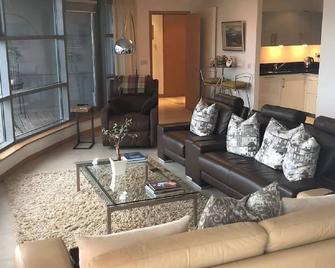 Luxurious 2 Bed 1,400 sq ft Apartment in Dunlaoire free parking - Dún Laoghaire - Living room