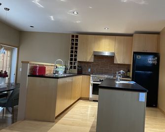 Forget your worries in this spacious and serene space!! - Yellowknife - Kitchen