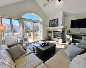 F7 Comfortable golf course townhouse within walking distance of Mount Washington Hotel - Carroll - Вітальня