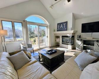 F7 Comfortable golf course townhouse within walking distance of Mount Washington Hotel - Carroll - Living room