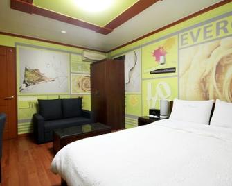 Geojedo Okpo Evergreen - Geoje - Habitación