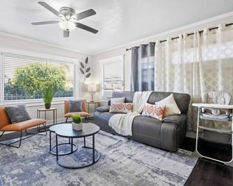 No Cleaning Fee! - Games - Private Patio - Free Parking - Prime Spot! - Long Beach - Salon