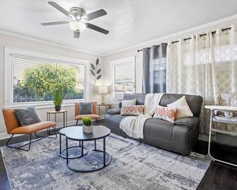 Close to Downtown Long Beach - Arcade - String Lights Patio - لونغ بيتش - غرفة معيشة