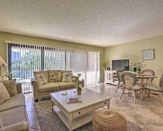 Siesta Key Condo Resort Amenities, Walk to Beach! - Siesta Key - Living room