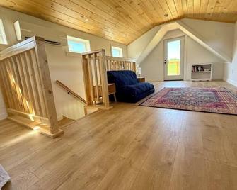 The 900 Sq Ft Micro-Mansion-Central Air & High Speed Internet - Bristol - Living room