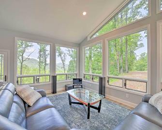 Remote Smoky Mtn Escape with Views and Trail Access! - Cullowhee - Living room