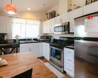 Very Comfortable-Well Stocked-Quiet Neighborhood-Centrally Located-Walk to Park - Medford - Kitchen