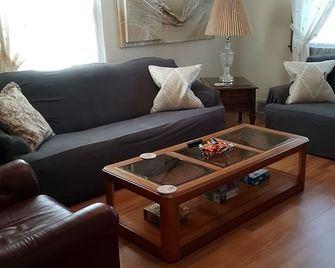 Simple Stay for Family and Friends, 2-bedroom upstairs apartment in Boardman. - Youngstown - Wohnzimmer