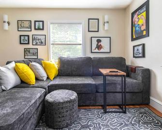 Pet-friendly Cranston Home w/ Fire Pit & Bbq! - Cranston - Living room