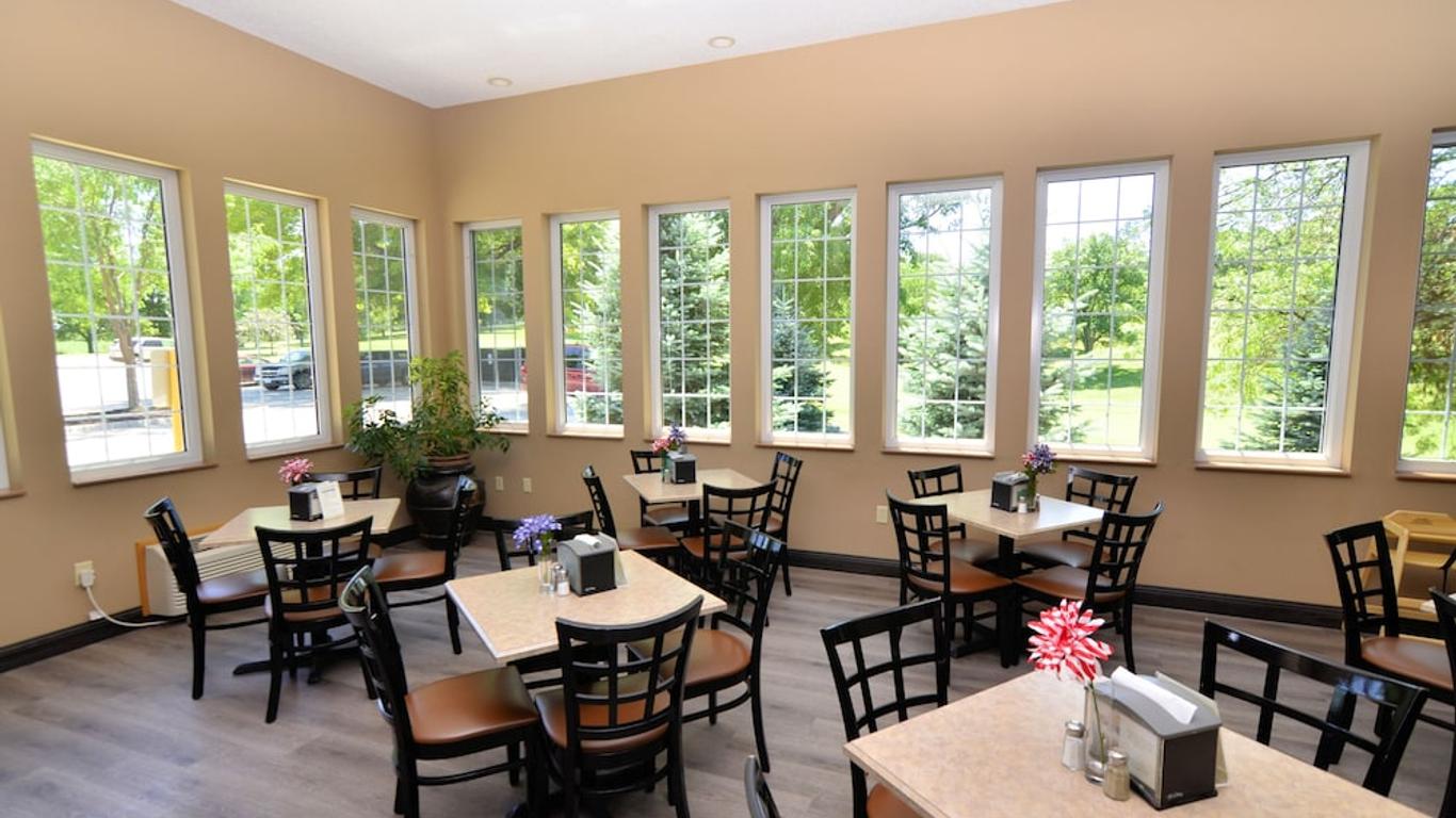 Cobblestone Inn & Suites - Denison | Majestic Hills