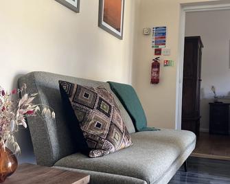 The Mews 2 Bedroom Cottage - The Wilson's Arms - Coniston - Living room