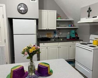 Funny Farm Hideaway. - Alexandria - Kitchen