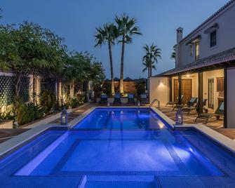The Residence by the Beach House Marbella - Marbella - Piscina