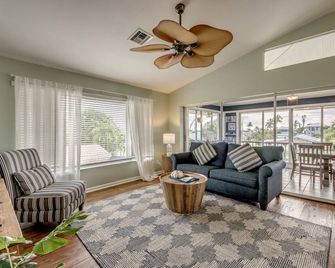 Gulf Hidden Jewel POOL Kayak bikes fish from dock - Matlacha - Living room