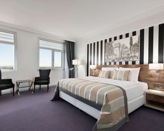 Ramada Hotel & Suites by Wyndham Edirne - Edirne - Schlafzimmer