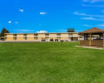 Quality Inn and Suites Plattsburgh - Plattsburgh - Κτίριο