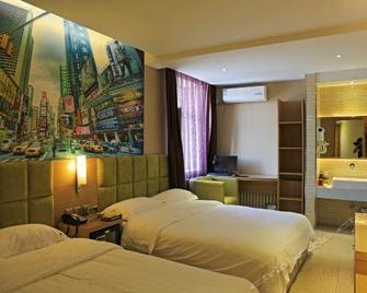 Ziyou Kongjian Chain Hotel Heihe Youzheng Road - Blagoveshchensk - Bedroom