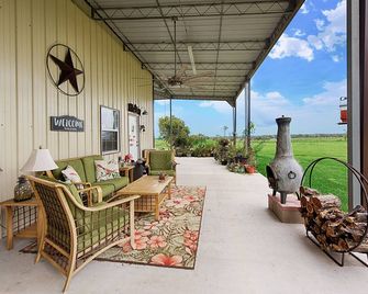 Almost New Barndominium - Shiner - Terasa