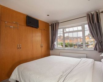 Three Bedroom House, Driveway, Bracknell Centre - Bracknell - Bedroom