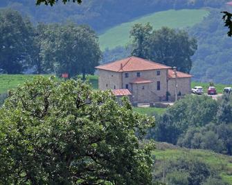 Rural house in the Valley of Soba, Santander, Cantabria, wonderful views. - Valcaba - Vista del exterior