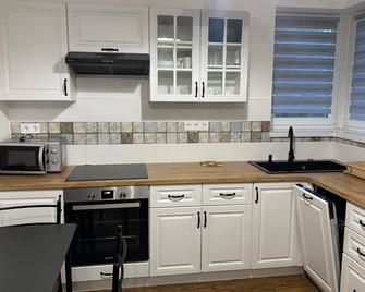 CityLand near Mercedes Benz - Kecskemét - Küche