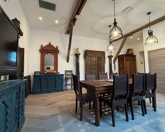 Calm and Luxury in the dependence of the Château de la Calmette - Crandelles - Eetruimte