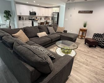 Modern new townhouse near Stone Mountain Sleeps 10 - Snellville - Sala de estar