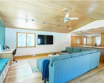 Relaxing Neighborhood Close To Trails, Parks, Lakes, Shops, Restaurants & More! - Osseo - Living room