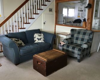 Comfortable, 3 Bedroom Waterfront Cottage on Chautauqua Lake - Jamestown - Living room